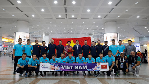 ĐT futsal Việt Nam đã đặt chân đến Kuwait sau gần 9 giờ ngồi máy bay